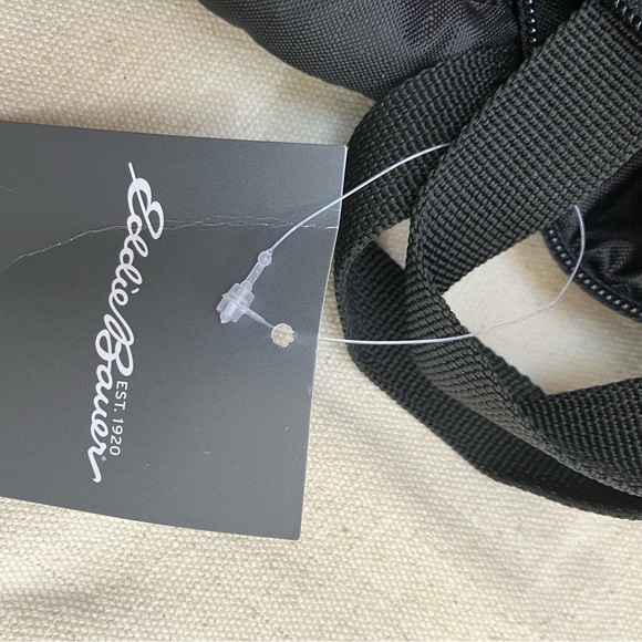 Eddie Bauer Stowaway 25L pack. Onyx. ‘Reach for More’ embroider. Padded straps. - Picture 8 of 10